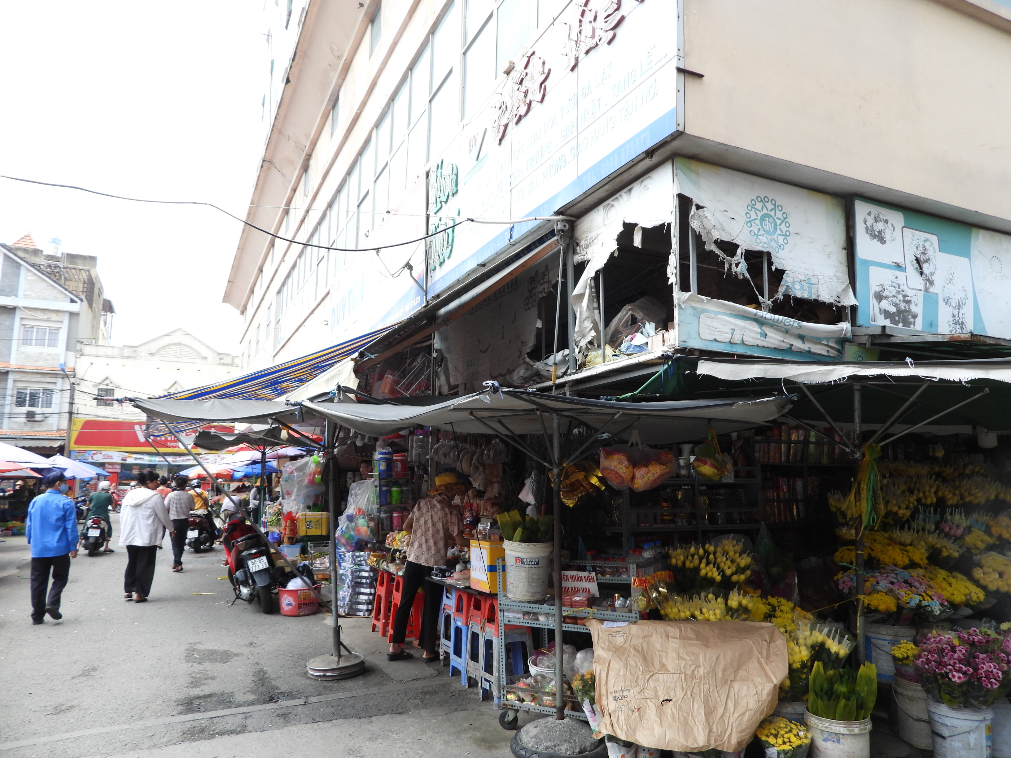 Bốn mặt chung cư An Bình bị lấn chiếm làm nơi buôn bán. Đáng nói, ngay sau lối đi bị lấn chiếm là hàng chục ki-ốt hiện không thể mở cửa. 