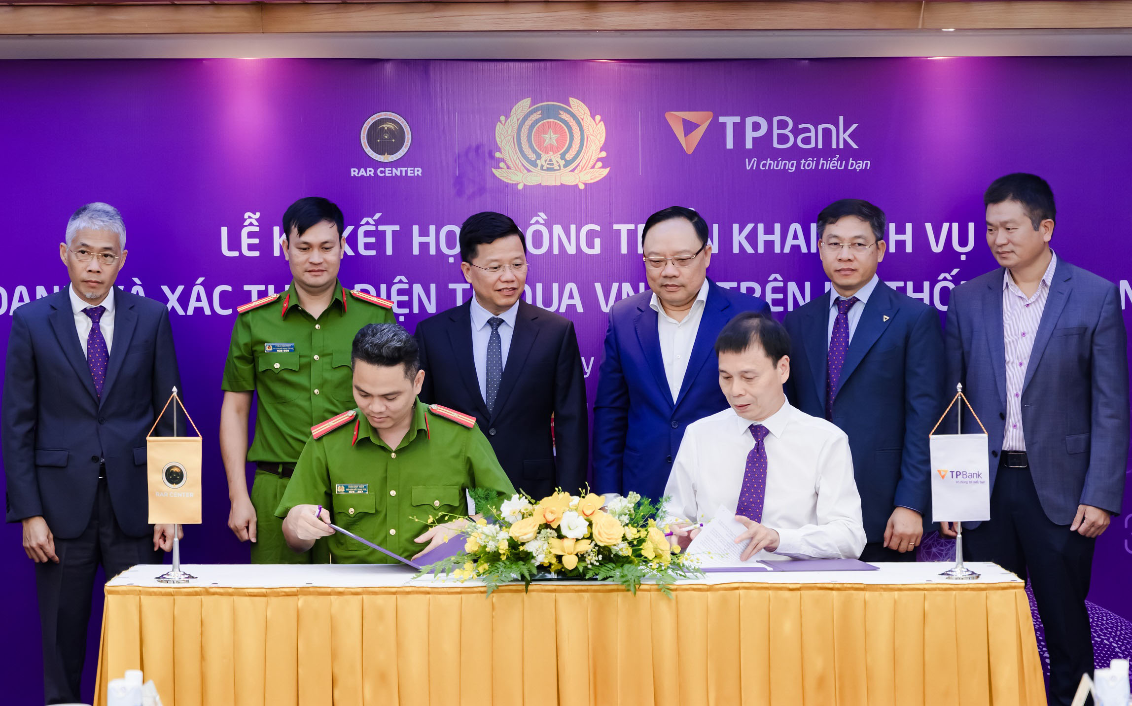  TPBank và Trung tâm RAR ký kết Hợp đồng triển khai dịch vụ Định danh và xác thực điện tử qua VneID trên App TPBank  