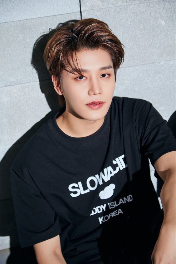 Moon Taeil (30 tuổi), cựu thành viên nhóm nhạc NCT, bị cáo buộc tham gia hiếp dâm mức độ đặc biệt một cô gái say xỉn cùng 2 người bạn.Tội hiếp dâm mức độ đặc biệt, theo quy định pháp luật, xảy ra khi thủ phạm sở hữu vukhi hoặc có từ hai người trở lên cùng tham gia thực hiện hành vi cưỡng hiếp đối với nạn nhân trong trạng thái mất khả năng kiểm soát hoặc không thể kháng cự. Cộng đồng pháp lý nhấn mạnh rằng tội hiếp dâm đặc biệt có khả năng gây thương tích hoặc dẫn đến giết người, vì vậy thủ phạm sẽ bị trừng phạt nghiêm khắc hơn theo Điều 4 của Luật đặc biệt về trừng phạt tội phạm tình dục. Nếu tội danh được xác thực, Moon Taeil có thể chịu án 7 năm tù hoặc chung thân.