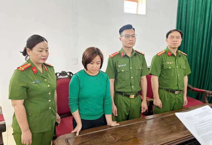 Cảnh sát điều tra Công an tỉnh Sơn La thi hành quyết định khởi tố Nguyễn Thị Thùy Dương. Ảnh: Cao Thiên