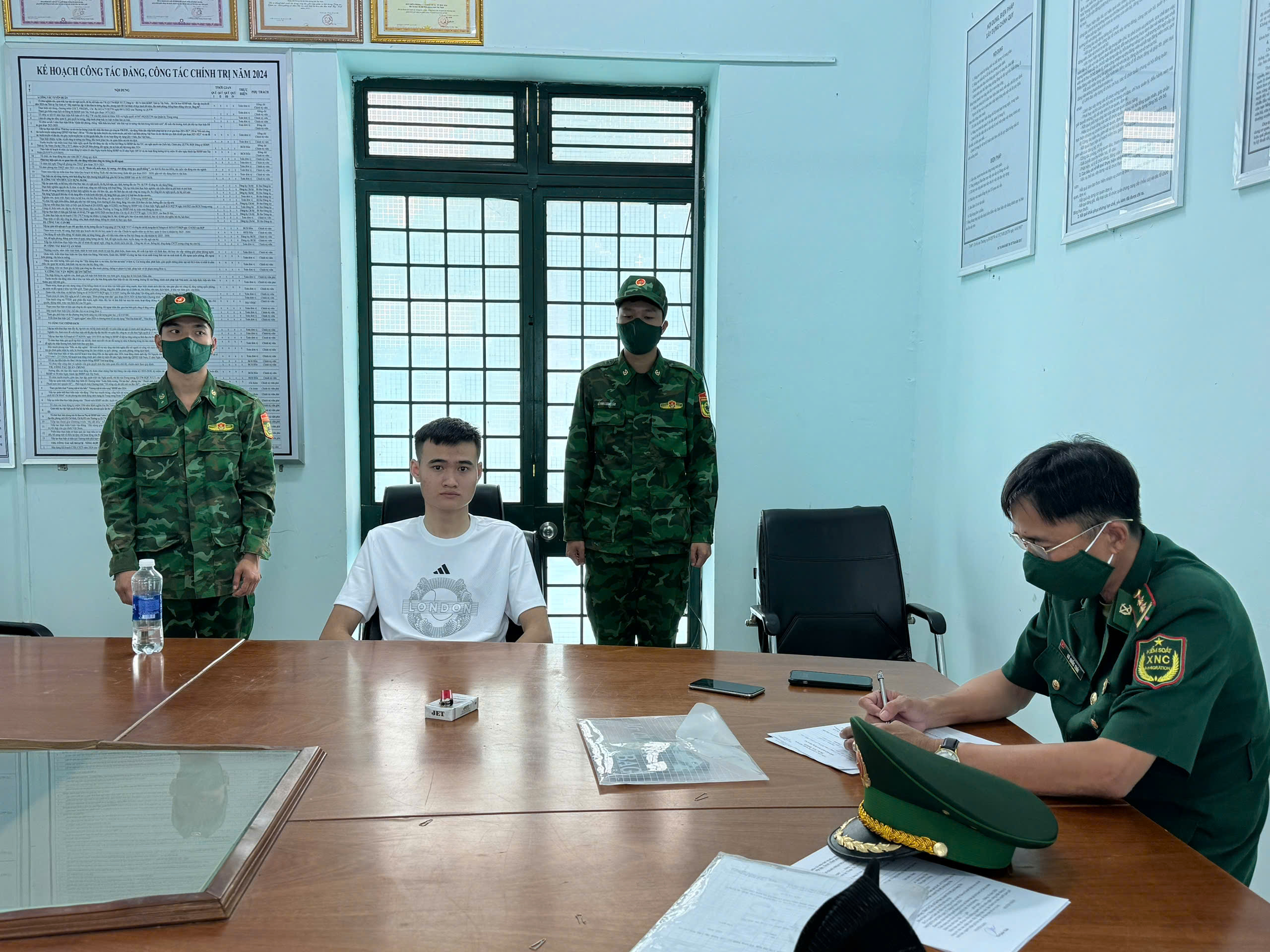 Nguyễn Duy Anh - đối tượng bị truy nã nguy hiểm, bị cán bộ chiến sĩ CKQT Mộc Bài phát hiện khi đang làm thủ tục xuất cảnh sang Campuchia. Ảnh: BĐBP cung cấp.