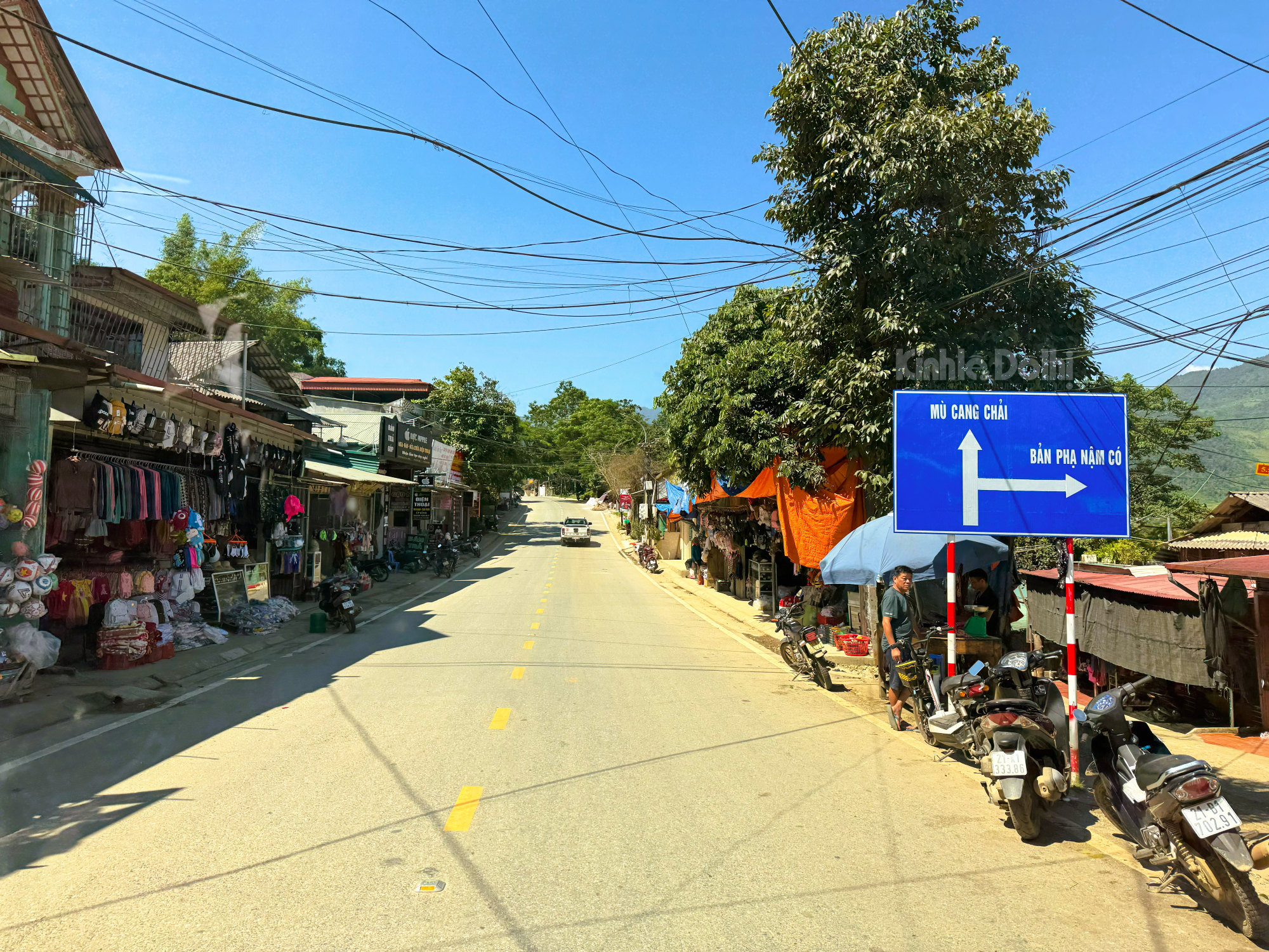 M&ugrave; Cang Chải l&agrave; huyện v&ugrave;ng cao ph&iacute;a T&acirc;y của tỉnh Y&ecirc;n B&aacute;i, c&aacute;ch trung t&acirc;m th&agrave;nh phố Y&ecirc;n B&aacute;i 180km, c&aacute;ch thủ đ&ocirc; H&agrave; Nội hơn 300km về ph&iacute;a T&acirc;y Bắc. V&ugrave;ng đất n&agrave;y nằm dưới ch&acirc;n của d&atilde;y n&uacute;i Ho&agrave;ng Li&ecirc;n Sơn, ở độ cao tr&ecirc;n 2.000m so với mặt biển. Đến M&ugrave; Cang Chải, du kh&aacute;ch c&oacute; thể đi đường Quốc lộ 32 bằng hai hướng. Nếu từ H&agrave; Nội, sẽ l&ecirc;n Y&ecirc;n B&aacute;i, từ Y&ecirc;n B&aacute;i đến Mường L&ograve; 70km, ngủ tại đ&acirc;y để s&aacute;ng sớm mai đi xe từ Mường L&ograve;, xế trưa sẽ đến M&ugrave; Cang Chải.