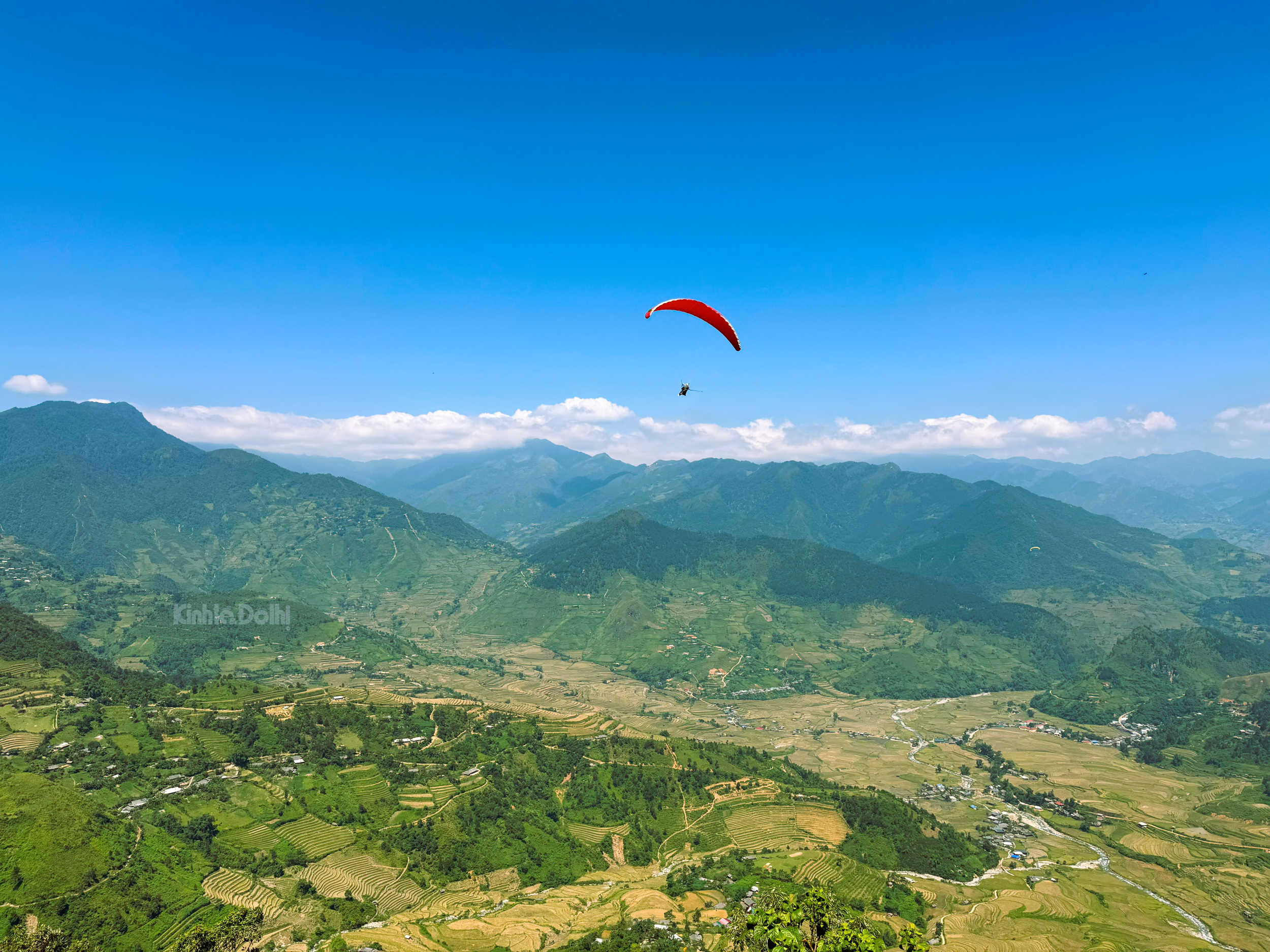 Đ&egrave;o Khau Phạ d&agrave;i khoảng 30 km, nằm ở độ cao 1.200 m, chia ranh giới giữa huyện Văn Chấn v&agrave; M&ugrave; Cang Chải. Từ đỉnh đ&egrave;o, bạn c&oacute; thể tham gia tr&ograve; chơi mạo hiểm d&ugrave; lượn v&agrave; chi&ecirc;m ngưỡng vẻ đẹp h&ugrave;ng vĩ của thi&ecirc;n nhi&ecirc;n.