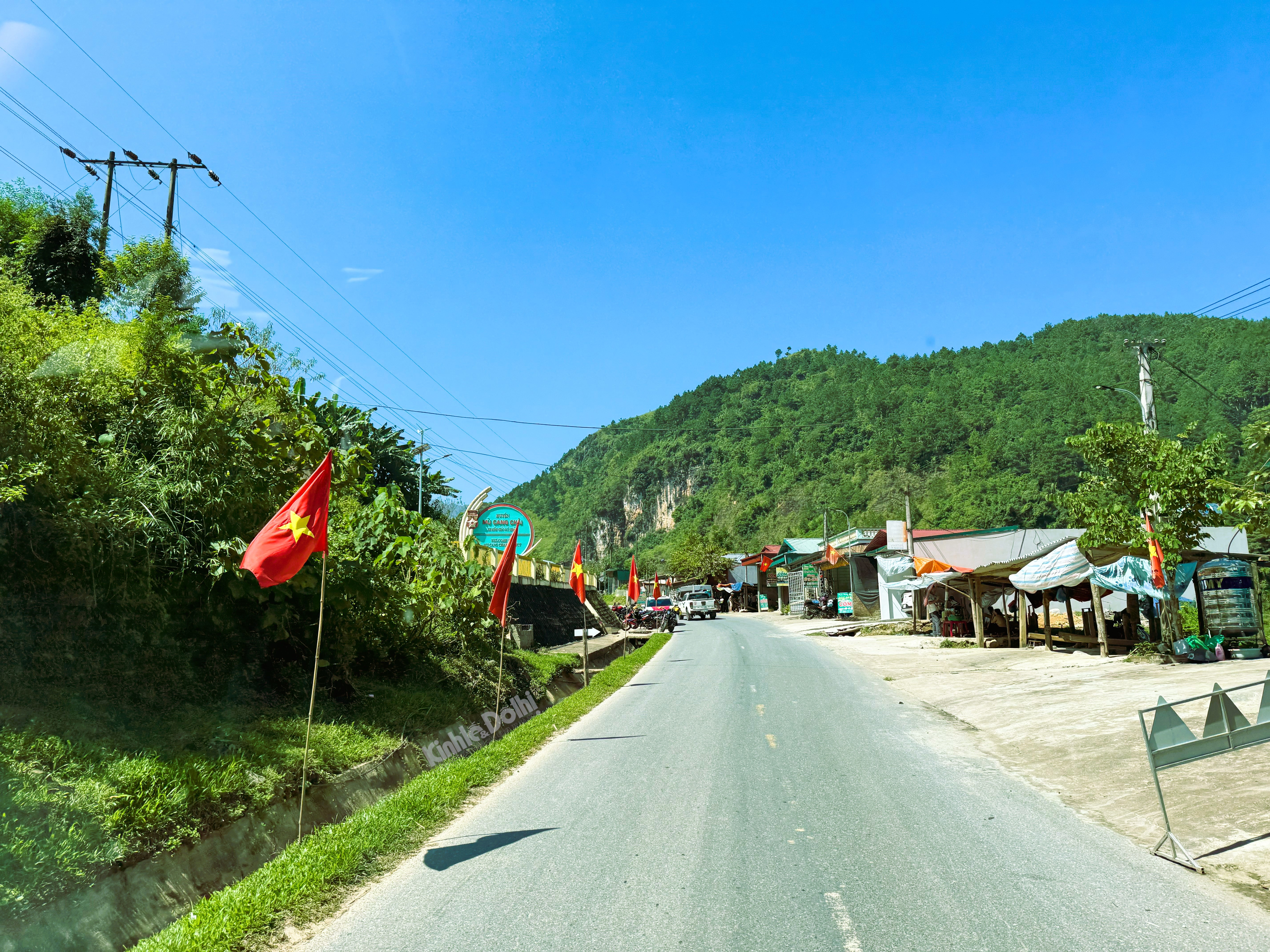 Chặng đường d&agrave;i gần 100 km, trong đ&oacute; hơn 80 km l&agrave; đ&egrave;o dốc li&ecirc;n tục. Khi xe leo đến độ cao 1.750 m v&agrave; sương m&ugrave; bắt đầu d&agrave;y đặc, bạn đ&atilde; gần đến thị trấn M&ugrave; Cang Chải. Ở chặng giữa đ&egrave;o, c&oacute; một v&ugrave;ng đất phẳng để du kh&aacute;ch c&oacute; thể dừng ch&acirc;n v&agrave; thưởng thức cơm lam nếp T&uacute; Lệ, một đặc sản nổi tiếng của v&ugrave;ng. Hướng đi thứ hai l&agrave; theo đường cao tốc Nội B&agrave;i - L&agrave;o Cai, qua Sa Pa, đ&egrave;o &Ocirc; Quy Hồ, rồi đến T&acirc;n Uy&ecirc;n v&agrave; Than Uy&ecirc;n (Lai Ch&acirc;u) trước khi tới M&ugrave; Cang Chải.