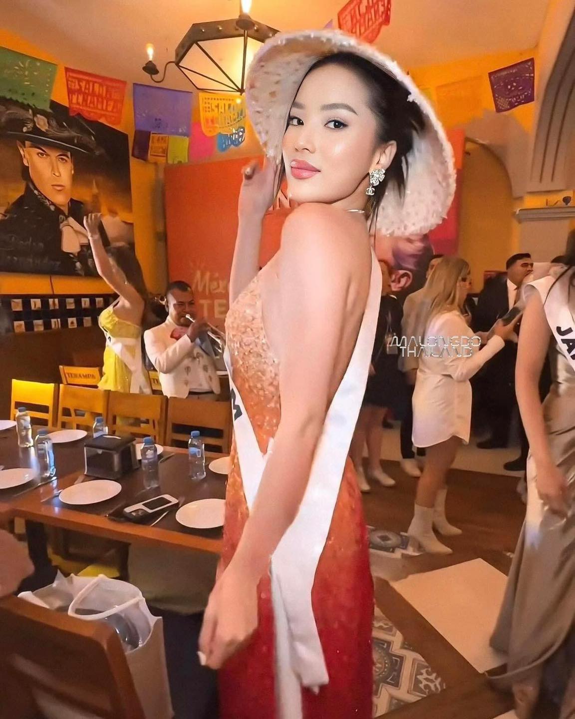 Giám đốc quốc gia Hương Ly và CEO Miss Universe Vietnam Valentine Trần cũng có mặt tại Mexico để đồng hành và ủng hộ Kỳ Duyên. Sự xuất hiện của hai người phụ trách từ Việt Nam là nguồn động viên tinh thần lớn cho Kỳ Duyên trong hành trình chinh phục vương miện.