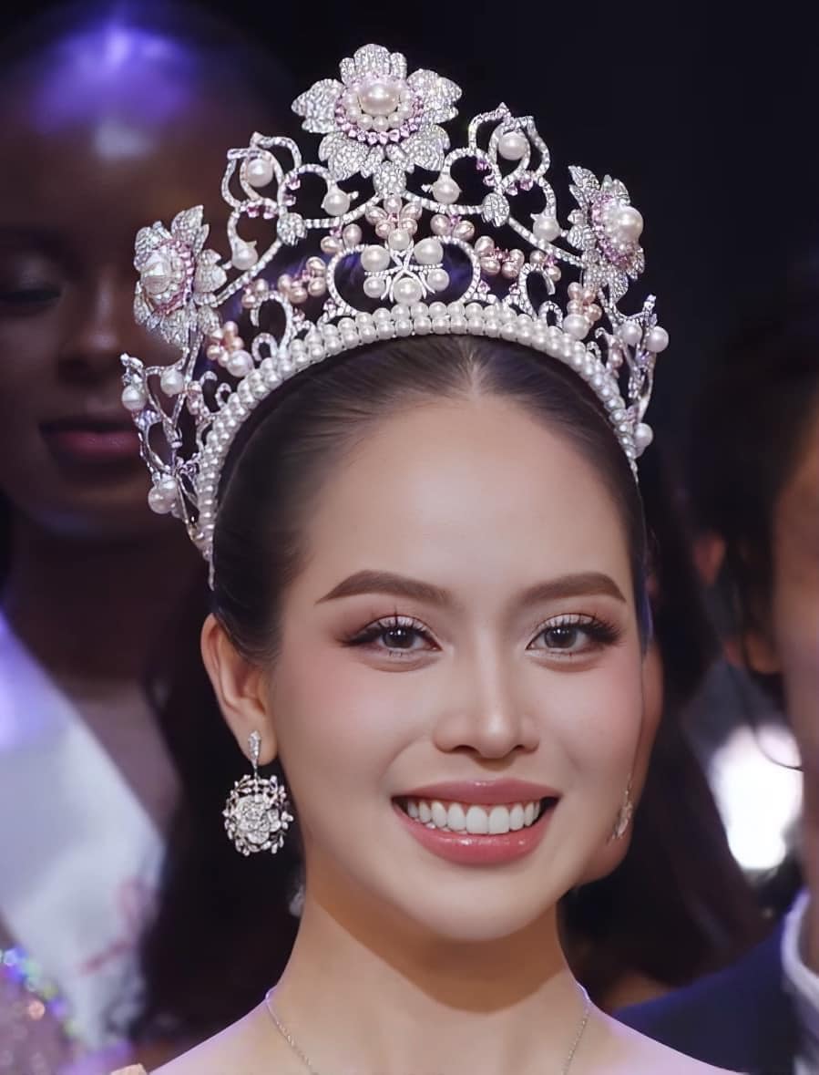 Tân Hoa hậu Quốc tế Miss International 2024 - Huỳnh Thị Thanh Thủy sở hữu chiều cao 176 cm, số đo ba vòng 80-63-94 cm, sở hữu nhan sắc ngọt ngào. Trong cuộc thi, cô ghi điểm phong thái nhẹ nhàng và thanh lịch, nói tiếng Anh trôi chảy.