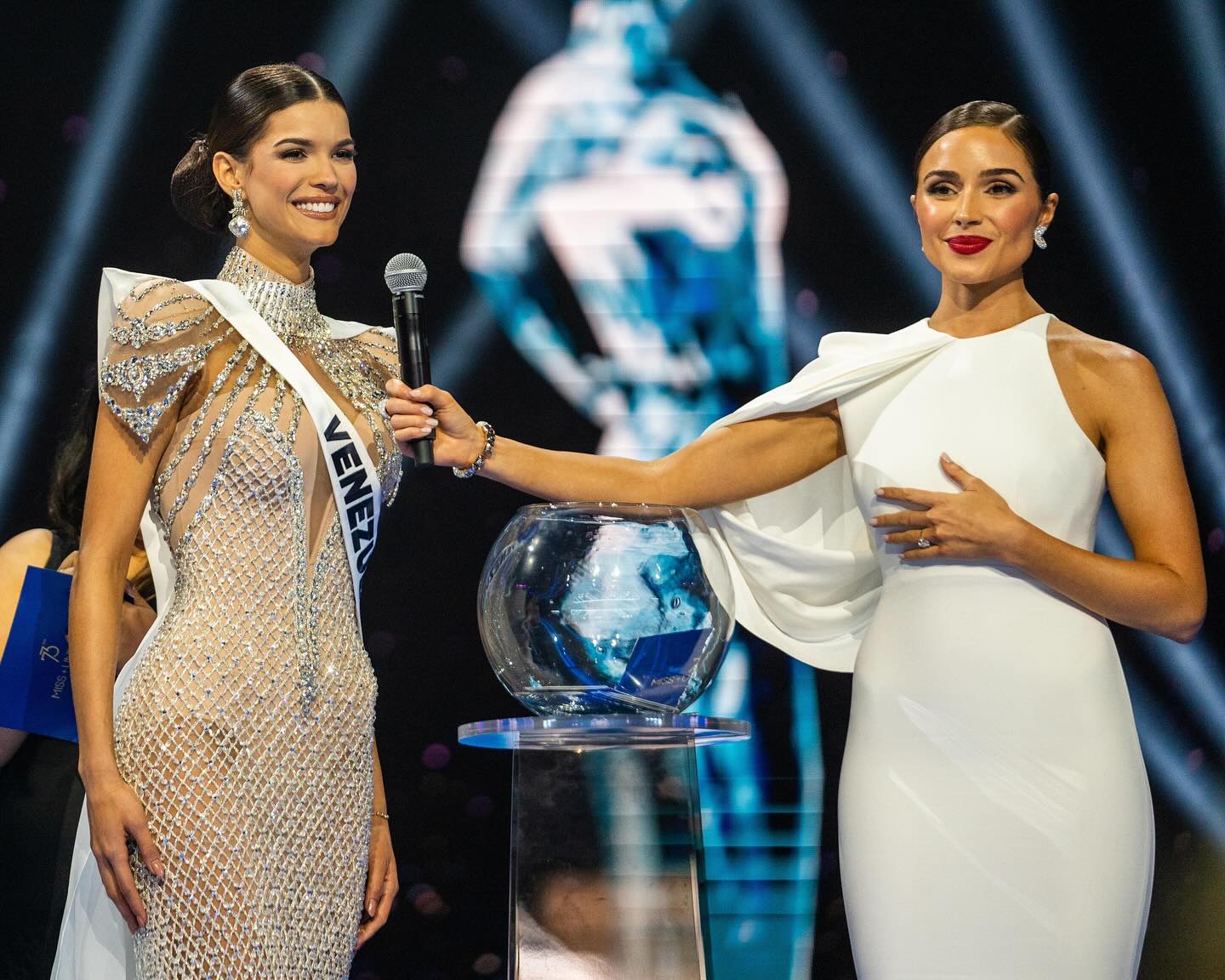 Đại diện của Venezuela trả lời câu hỏi. Ileana Márquez nói: "Tôi tin rằng chiếc vương miện Miss Universe không chỉ đại diện cho hoa hậu mà còn tạo nên sự tôn trọng, tình yêu và hiện diện của tất cả cô gái trong ngày hôm nay".