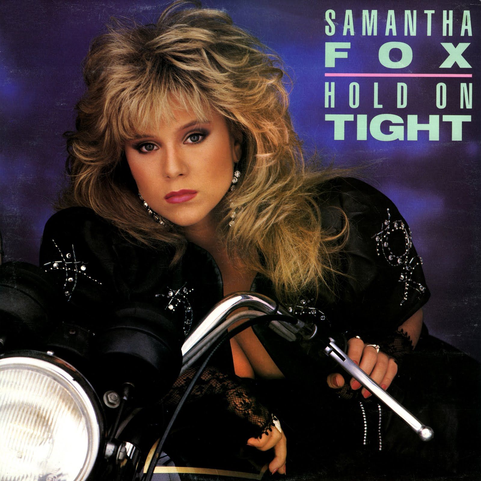 Phong cách gợi cảm nhưng mạnh mẽ, cá tính của Samantha Fox.