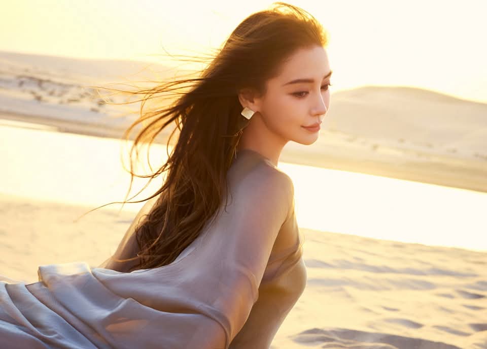 Theo Sohu, Angelababy đang tìm kiếm cơ hội đóng phim tại Hong Kong (Trung Quốc) sau khi dính đòn cấm phát ngôn tại thị trường Đại lục. 