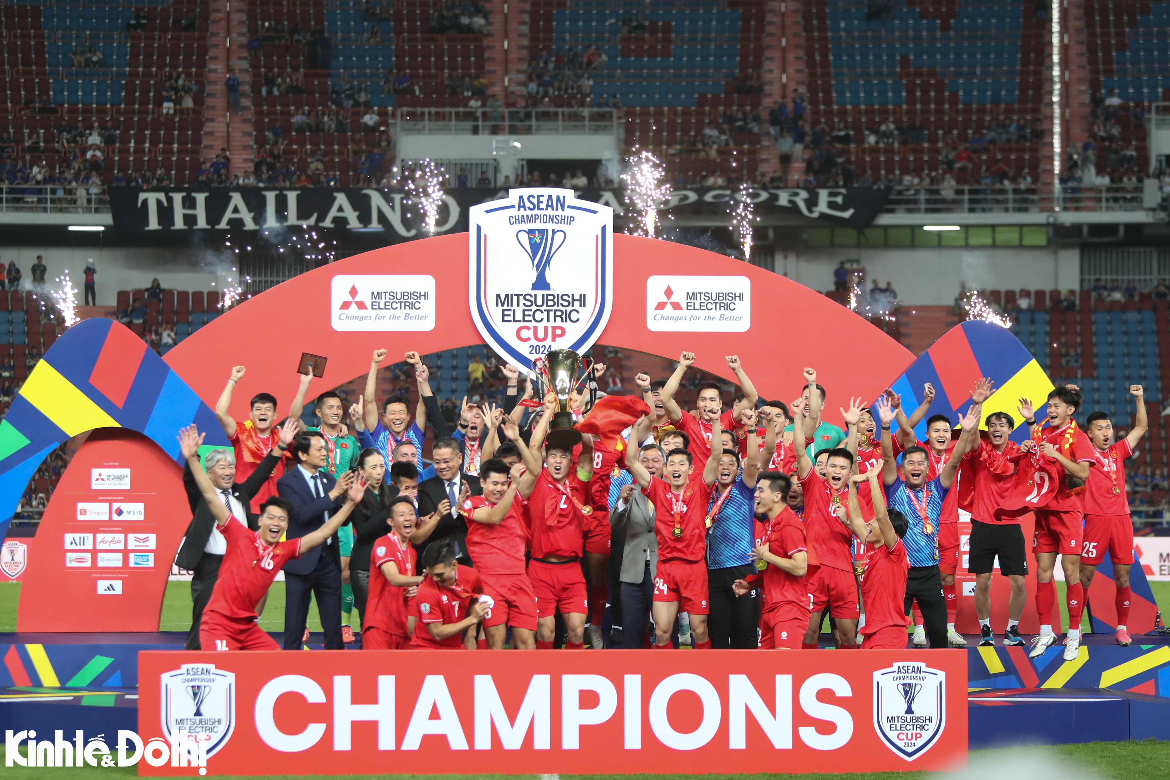 Tuyển Việt Nam đánh bại tuyển Thái Lan lên ngôi vô địch ASEAN Cup 2024. Ảnh: Ngọc Tú.