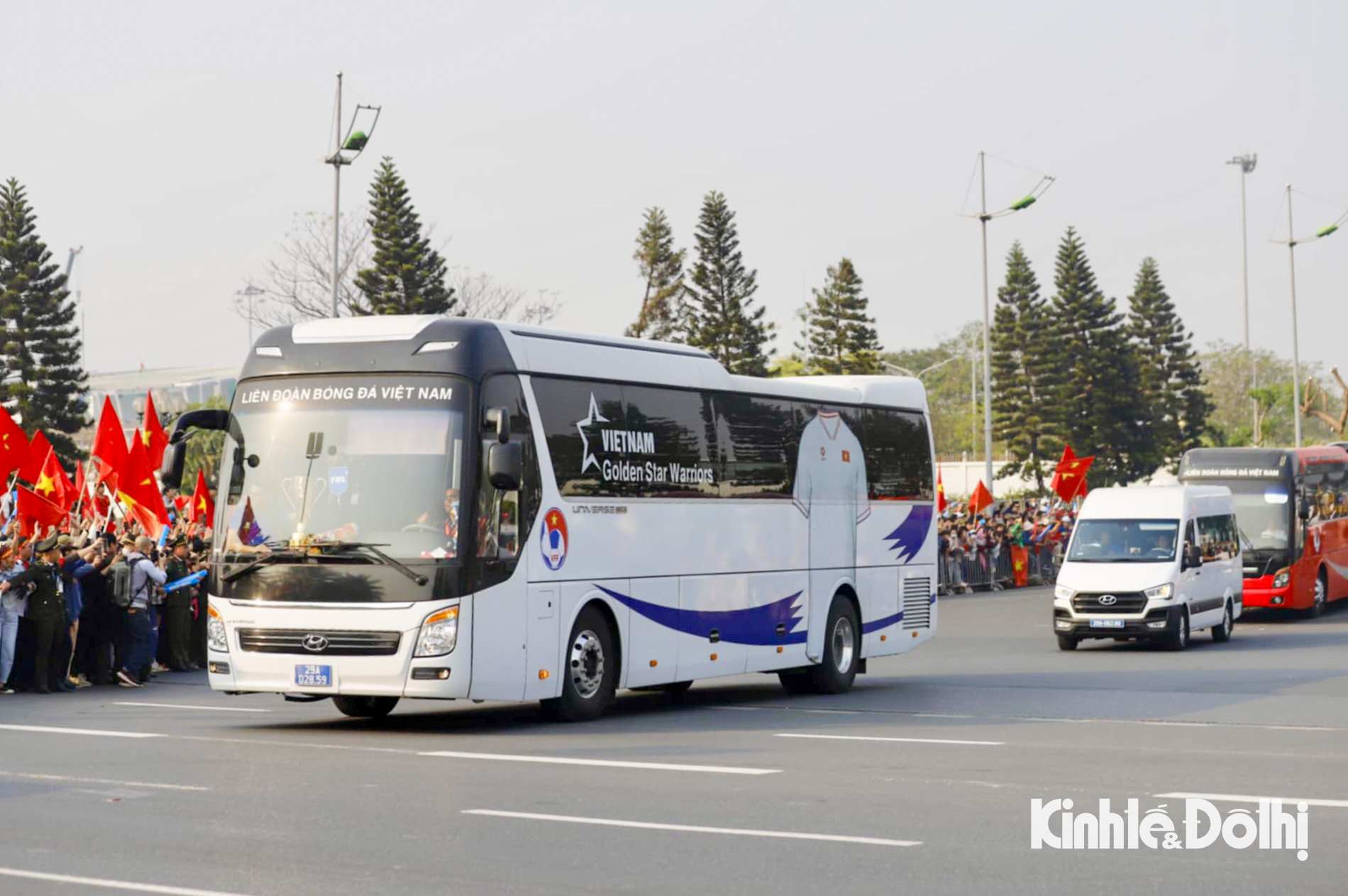 Đoàn xe chở đội tuyển Việt Nam rời sân bay Nội Bài.