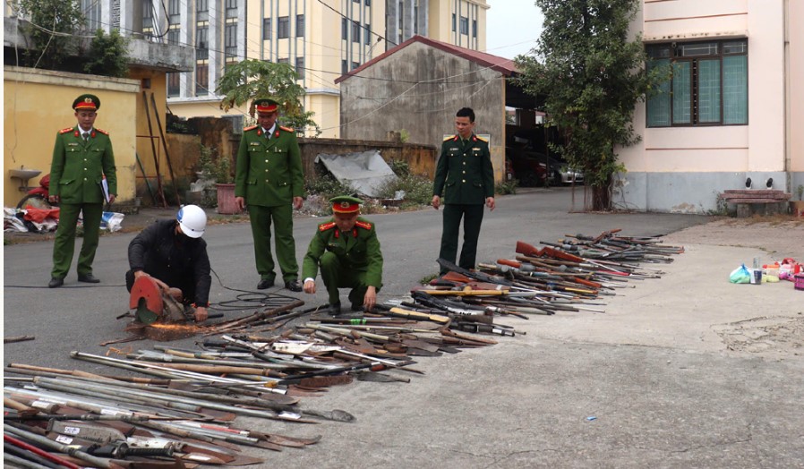 Công an huyện Lạng Giang tiêu hủy vũ khí, vật liệu nổ.