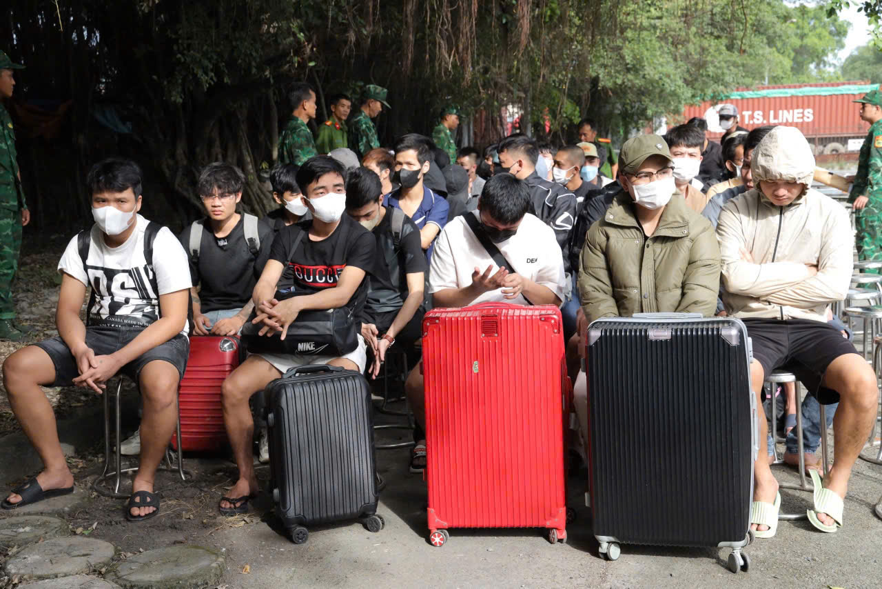 Hàng trăm người Việt Nam bị lừa sang Campuchia bằng chiêu “việc nhẹ, lương cao”, được lực lượng chức năng Việt Nam giải cứu ngày 12/12/2024. Ảnh: CACC.  