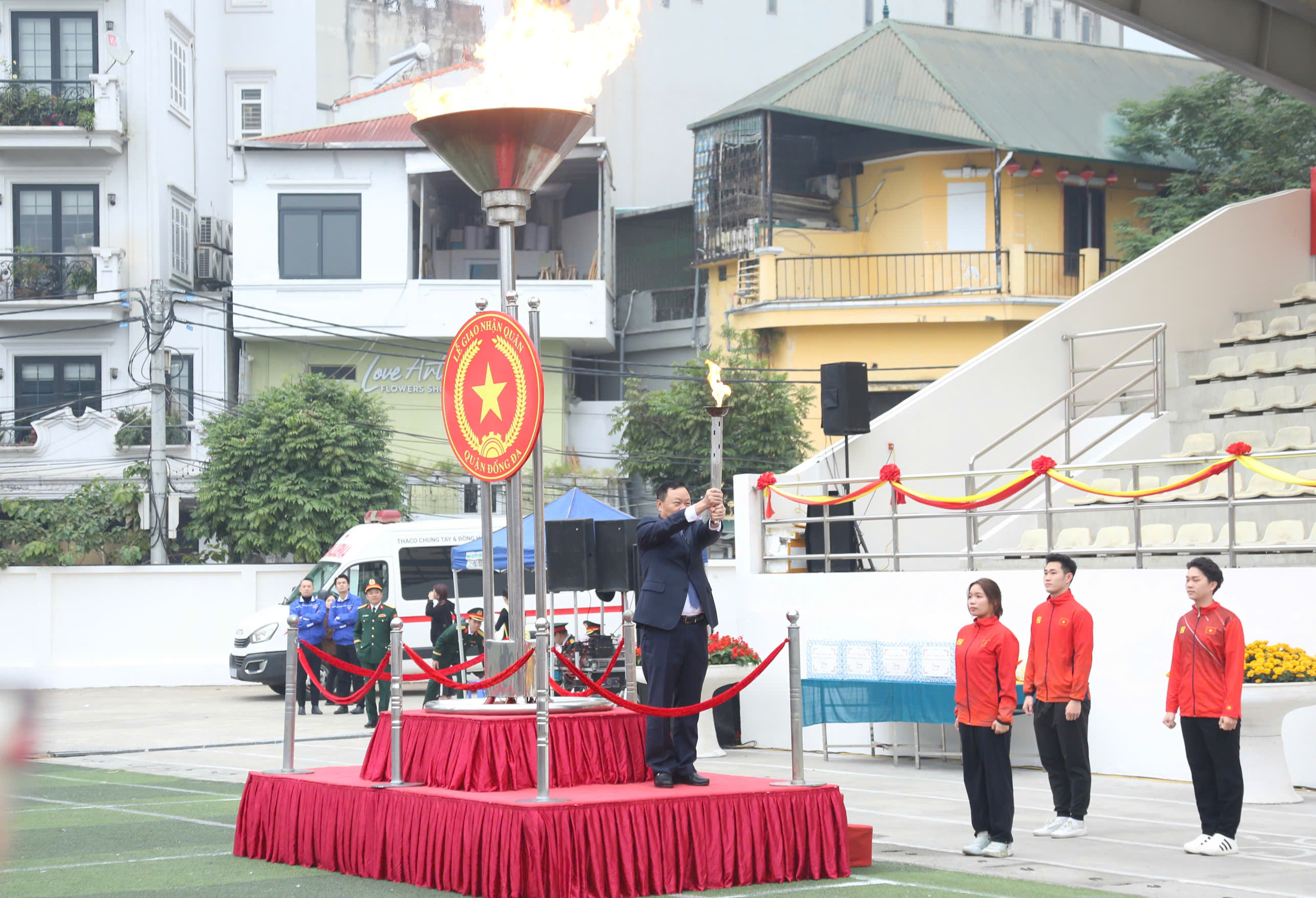 Bí thư Quận uỷ Đống Đa Đinh Trường Thọ thắp lửa truyền thống tại lễ giao, nhận quân quận Đống Đa năm 2025.