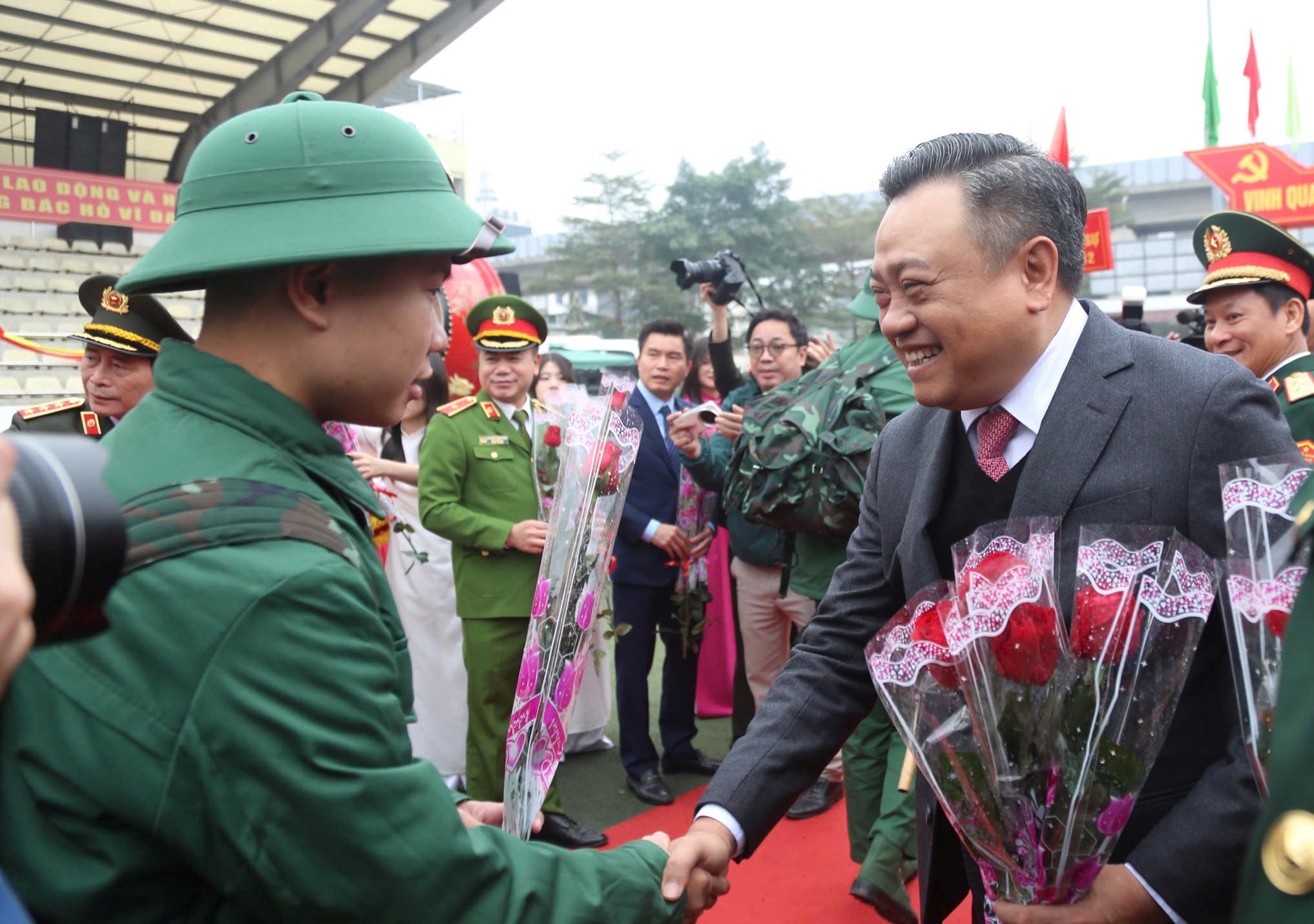 Chủ tịch UBND TP Trần Sỹ Thanh động viên, nhắn nhủ các tân binh giữ vững và phát huy truyền thống Thủ đô nghìn năm văn hiến, anh hùng