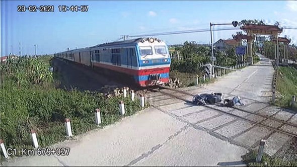 Rà soát các lối đi tự mở sau vụ tàu đâm va xe đầu kéo tại Thường Tín  Giao  thông  Vietnam VietnamPlus