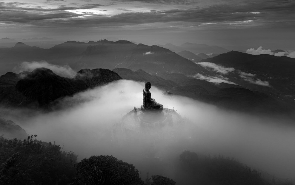 Nếu bạn đam mê tìm hiểu về Phật giáo, hãy xem qua bức ảnh Đại tượng Phật Fansipan độc đáo và ấn tượng. Sự xuất hiện của tượng Phật nằm trên đỉnh núi giữa mây trắng, là một trong những nét độc đáo và đẹp của Việt Nam.