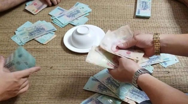 Hà Nội: Hơn 20 con bạc đang sát phạt trên sới “xóc đĩa” bị bắt quả tang