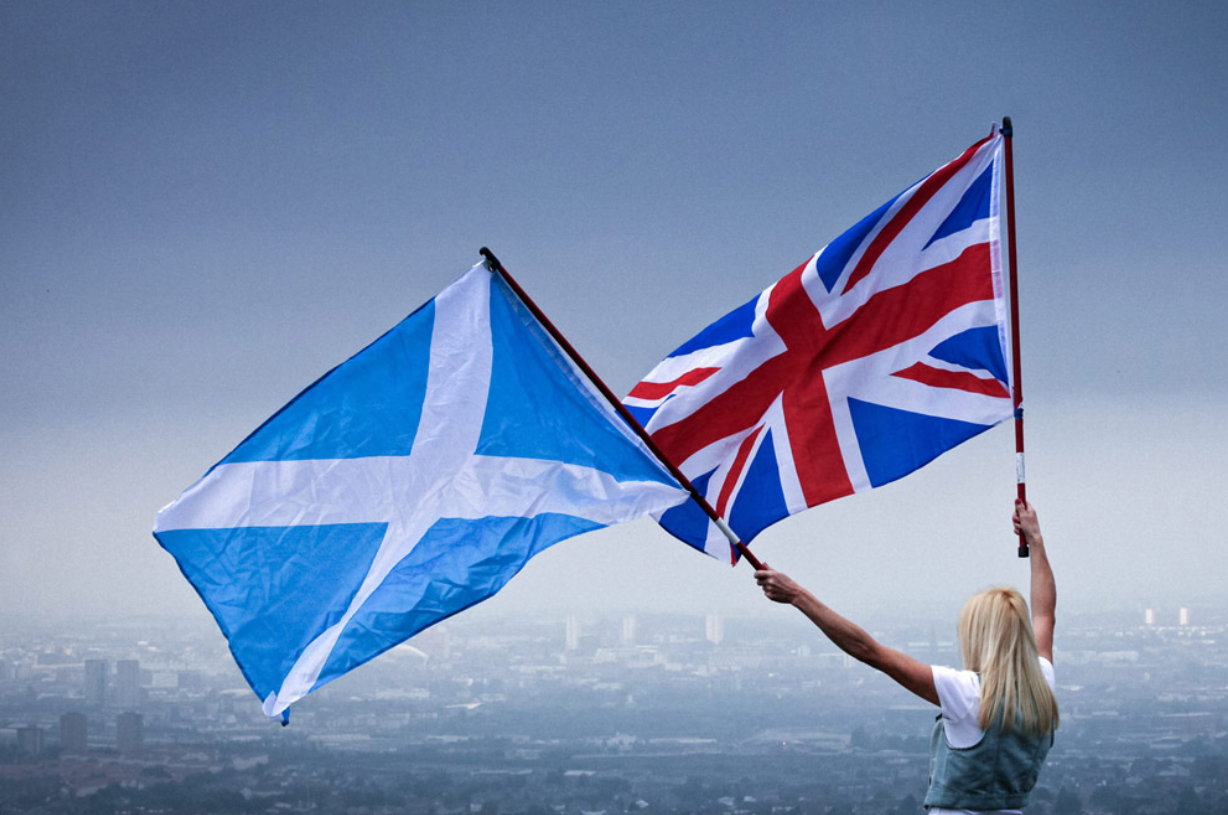 Scotland lại muốn ly khai: Tình yêu đất nước và lòng tự trọng dẫn đầu cho những ý nghĩa sâu sắc của Scotland. Tuy nhiên, kế hoạch ly khai lại không ngừng bàn bạc. Sự thay đổi luôn đi cùng với những thử thách. Tuy nhiên, Scotland vẫn nổi tiếng với những cảnh đẹp tuyệt vời và nền văn hóa đa dạng và phóng khoáng. Cờ cao Scotland sẽ đưa bạn trở lại quá khứ để khám phá lịch sử và hiểu rõ hơn về con người Scotland.