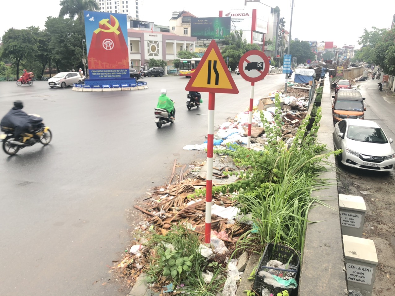 Hà Nội: Rác thải tràn lan tại tuyến đường Nghi Tàm - Âu Cơ