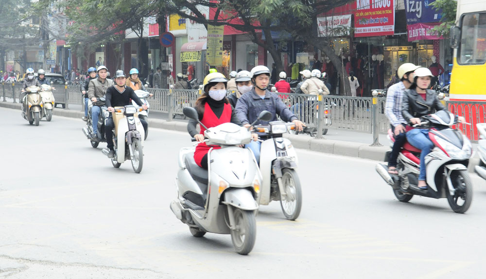 Quy định đội mũ bảo hiểm: Việc đội mũ bảo hiểm khi tham gia giao thông đường bộ là rất quan trọng và được quy định rõ ràng bởi pháp luật. Bạn cần tìm hiểu về các qui định này để đảm bảo sức khỏe và an toàn cho bản thân và người thân của mình? Hãy xem hình ảnh để hiểu rõ hơn về vấn đề này!