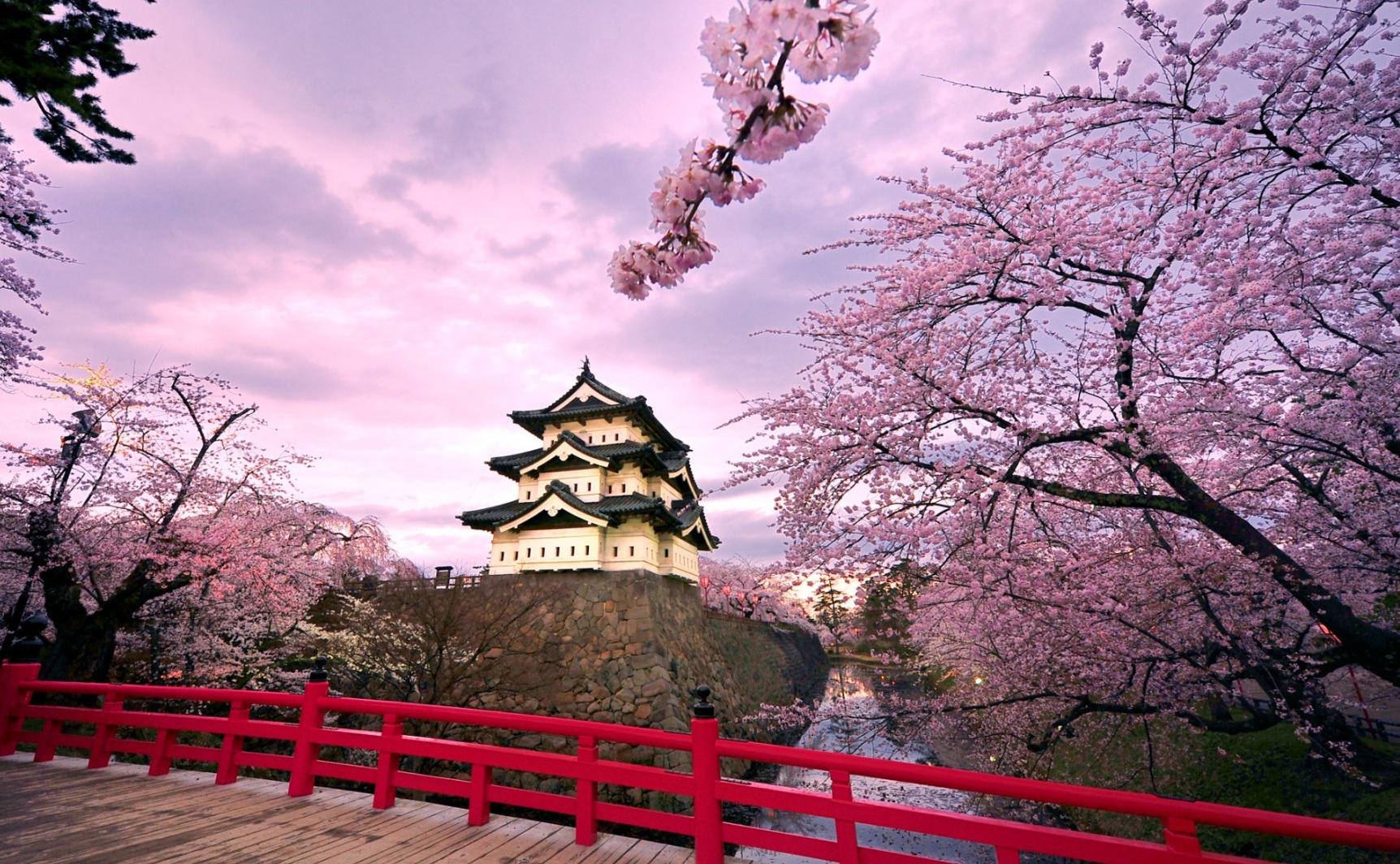 Du lịch Nhật Bản: Nếu bạn muốn khám phá một đất nước hiện đại đầy màu sắc và tràn ngập văn hóa, Nhật Bản là lựa chọn hoàn hảo. Từ đền Sensoji ở Tokyo đến khu vực phố cổ Hội An của Nhật Bản, du lịch Nhật Bản sẽ là một trải nghiệm đáng nhớ trong đời.