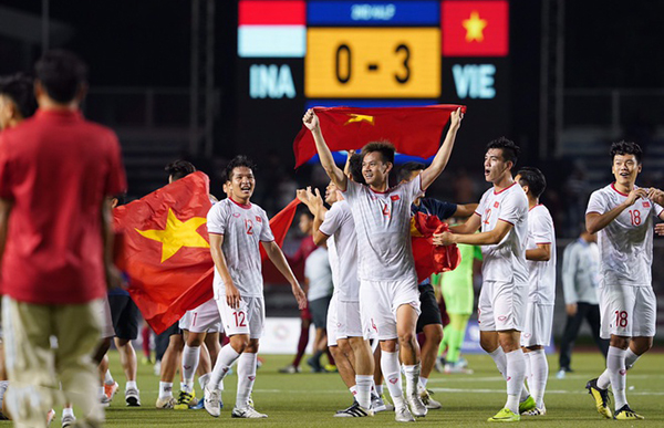 Bóng đá Việt Nam: Bóng đá Việt Nam là niềm tự hào của dân tộc, với những ngôi sao tài năng và những trận cầu hấp dẫn. Hãy khoá mắt và tận hưởng những giây phút đặc biệt này qua những hình ảnh tươi sáng và đầy sức sống.