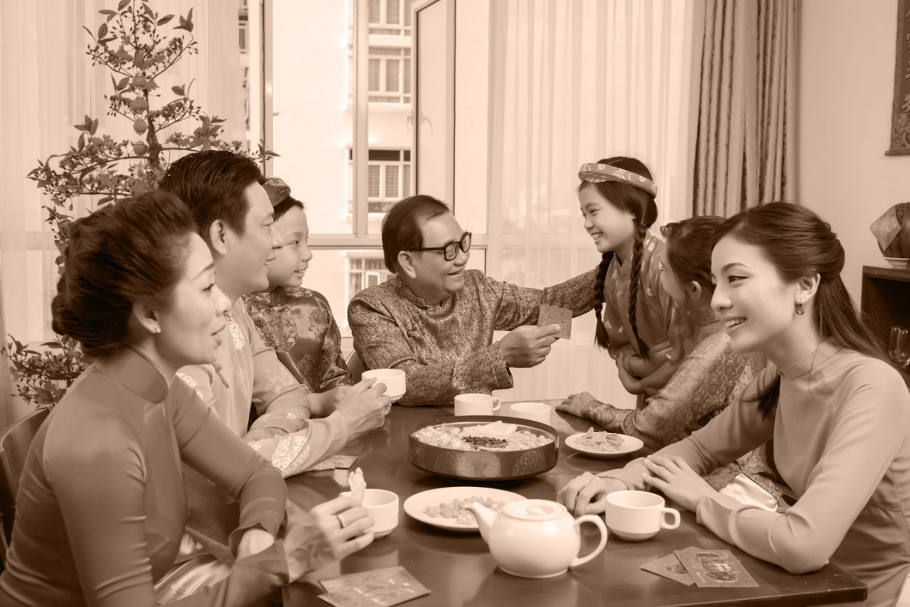 Gia đình xưa và nay: Hãy cùng thưởng thức bộ ảnh cổ kính về gia đình Việt Nam xưa và giờ đây để cảm nhận sự khác biệt trong phong cách và cuộc sống của con người. Điều này càng khiến chúng ta yêu quý truyền thống, trân trọng sự đoàn kết và tôn vinh giá trị gia đình.