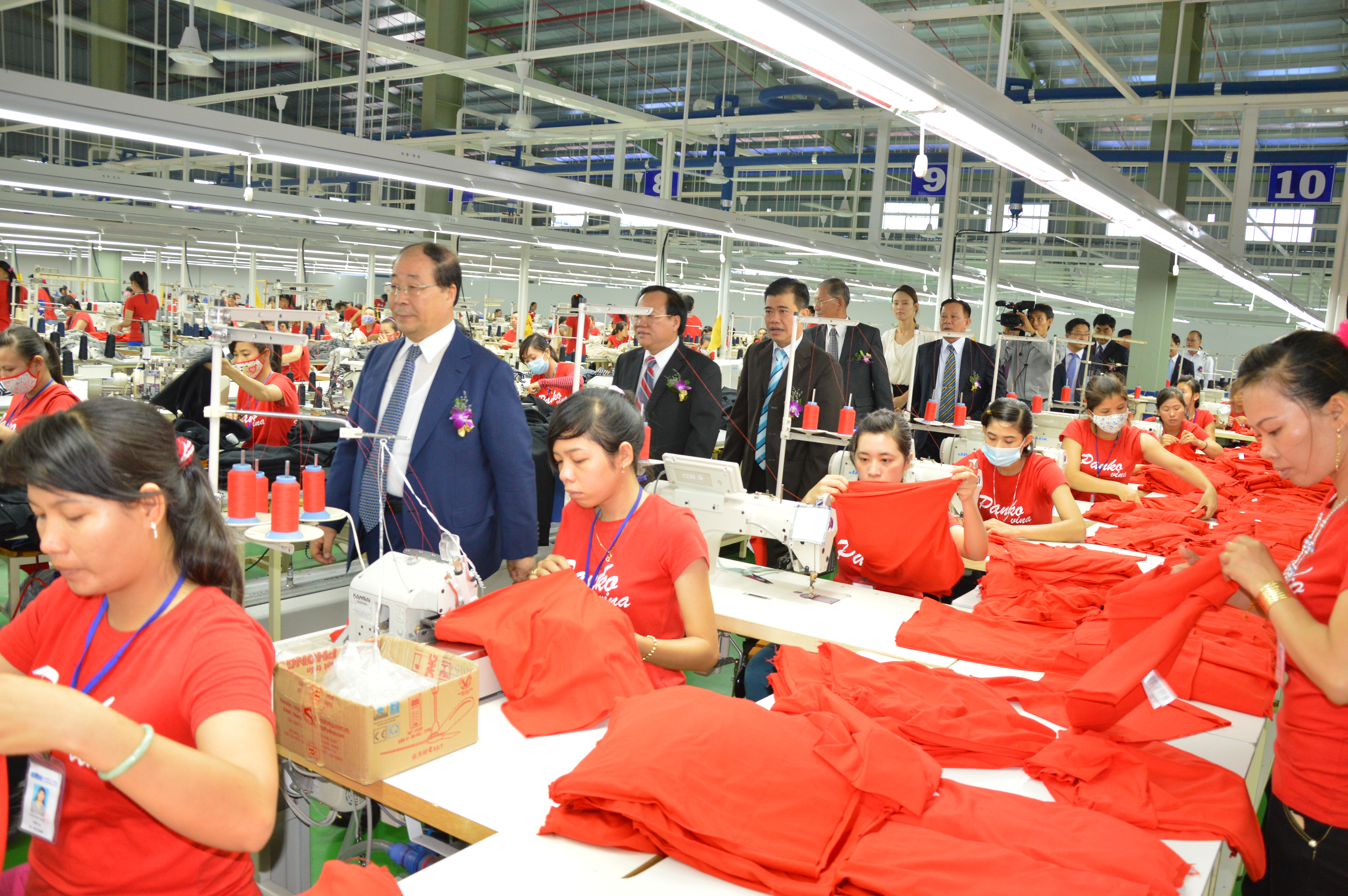 Mặt hàng thời trang, may mặc được đầu tư phát triển mạnh tại Việt Nam (Ảnh: lãnh đạo tỉnh Bình Dương thăm Công ty may Panko Vina KCN Mỹ Phước - Bến Cát).