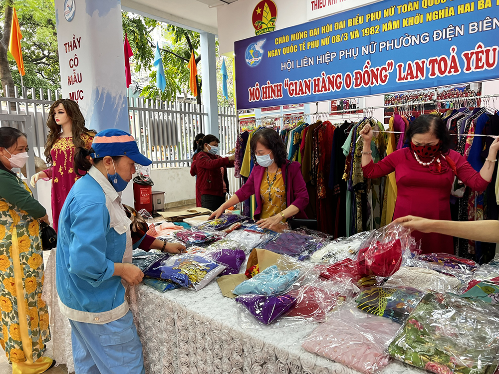 Các chị em hội viên hội phụ nữ phường Điện Biên (quận Ba Đình) lựa chọn áo dài miễn phí tại "Gian hàng 0 đồng". 