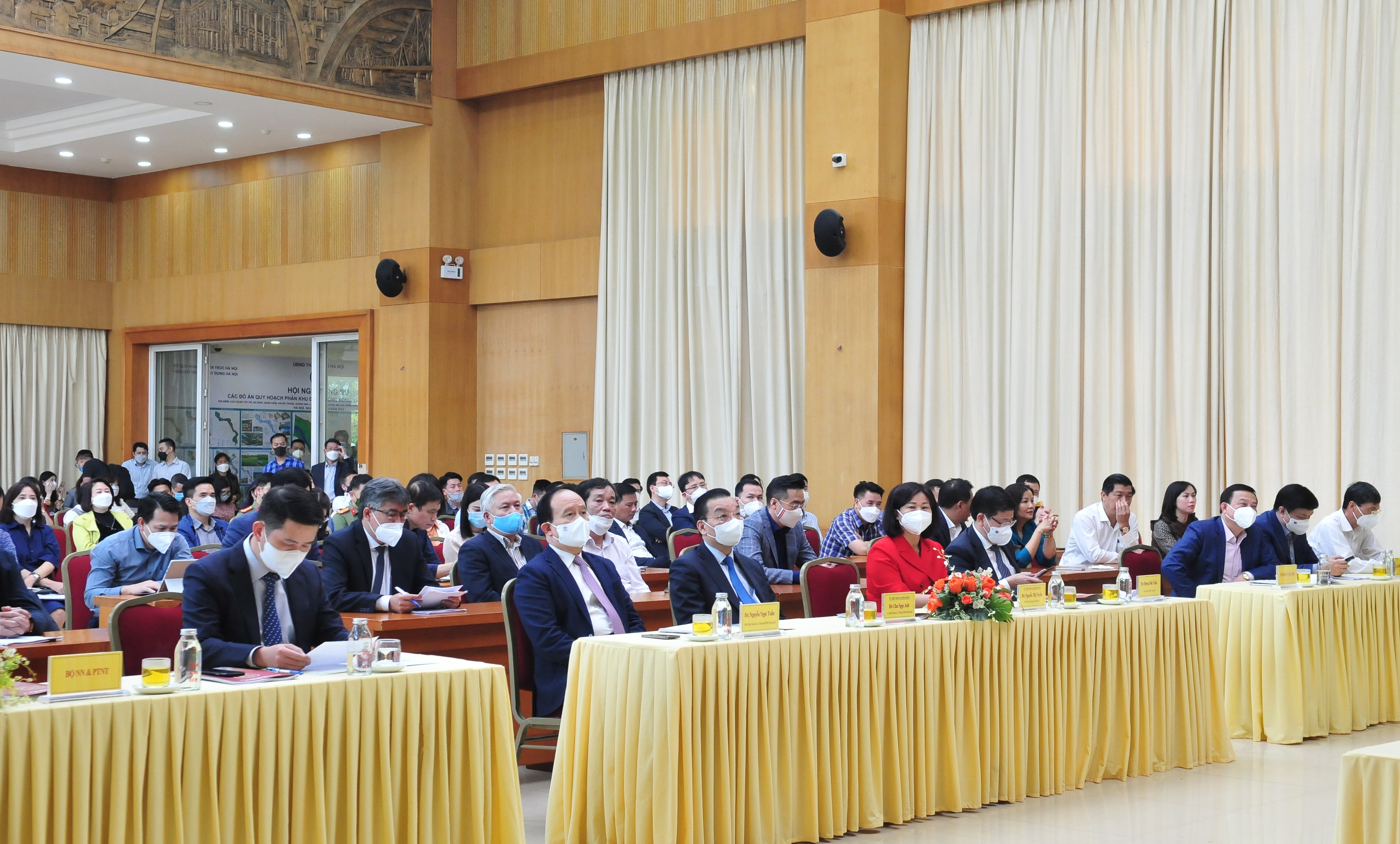 Các đại biểu dự Hội nghị công bố 2 bản Quy hoạch phân khu đô thị sông Hồng, sông Đuống.
