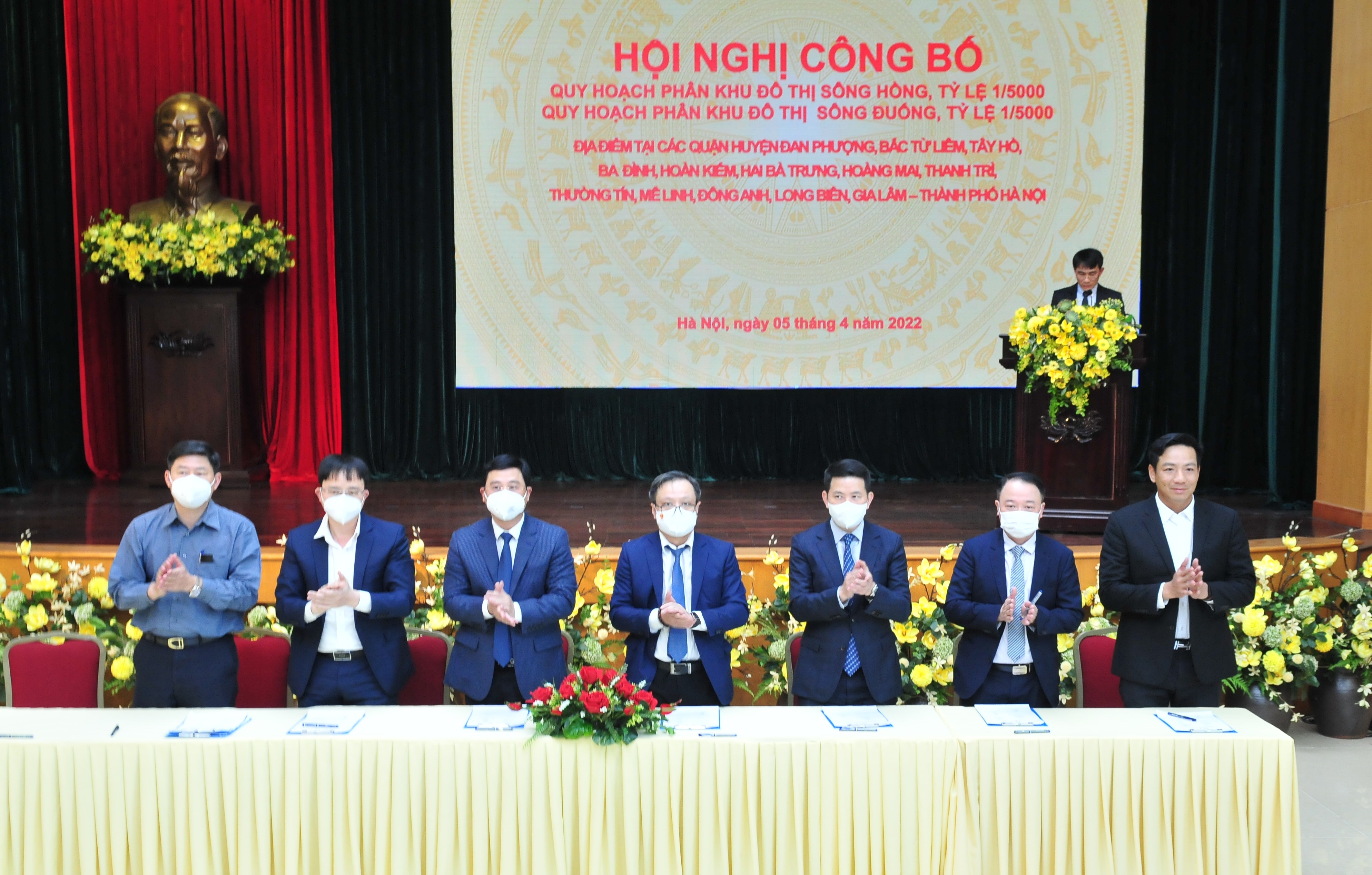 Đại diện Sở QH-KT, Viện Quy hoạch xây dựng Hà Nội ký biên bản bàn giao hồ sơ quy hoạch cho lãnh đạo 13 quận, huyện.