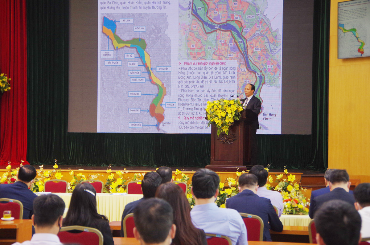 Ông Lưu Quang Huy - Viện trưởng Viện Quy hoạch xây dựng Hà Nội giới thiệu nội dung chính của 2 đồ án quy hoạch.