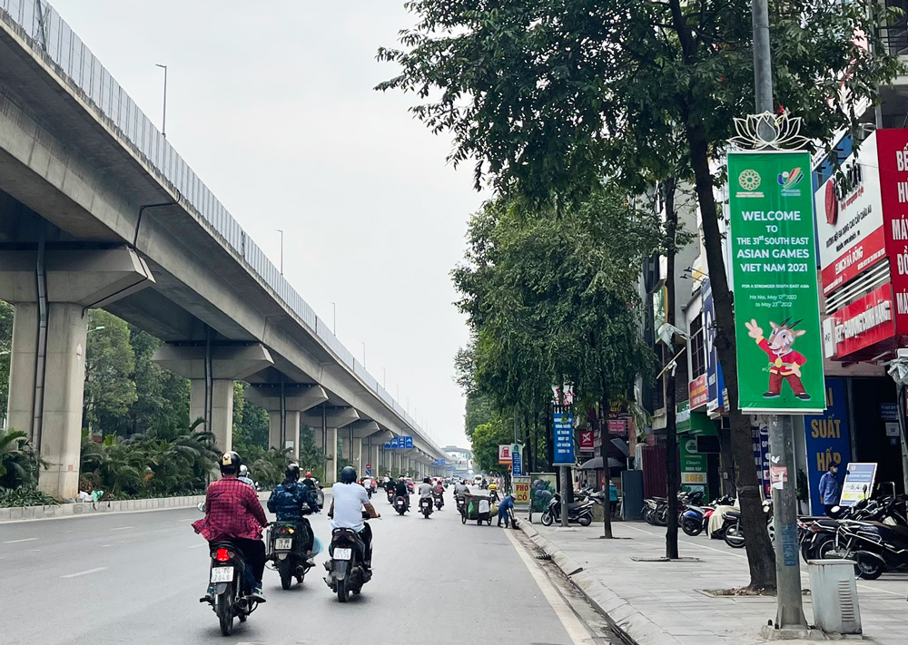 Cột cờ, bục trao giải cho vận động vi&ecirc;n v&agrave; nơi phỏng vấn b&aacute;o ch&iacute; đ&atilde; sẵn s&agrave;ng trong Nh&agrave; thi đấu.