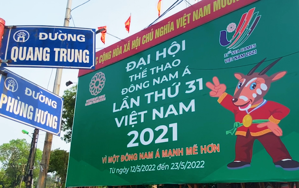 Trước cửa Nh&agrave; thi đấu đ&atilde; trang tr&iacute; cờ, biểu ngữ cổ đọng cho Sea Games.