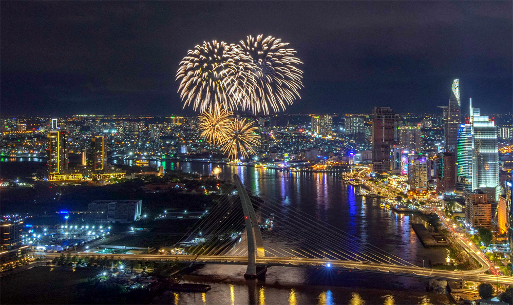Hãy cùng thưởng thức khung cảnh lộng lẫy trên bầu trời TP Hồ Chí Minh khi pháo hoa được bắn phát mừng năm mới! Với màu sắc rực rỡ và những âm thanh vô cùng lung linh, bạn sẽ luôn cảm thấy hào hứng và phấn khích khi khám phá thêm về màn trình diễn đầy kỳ vĩ này.
