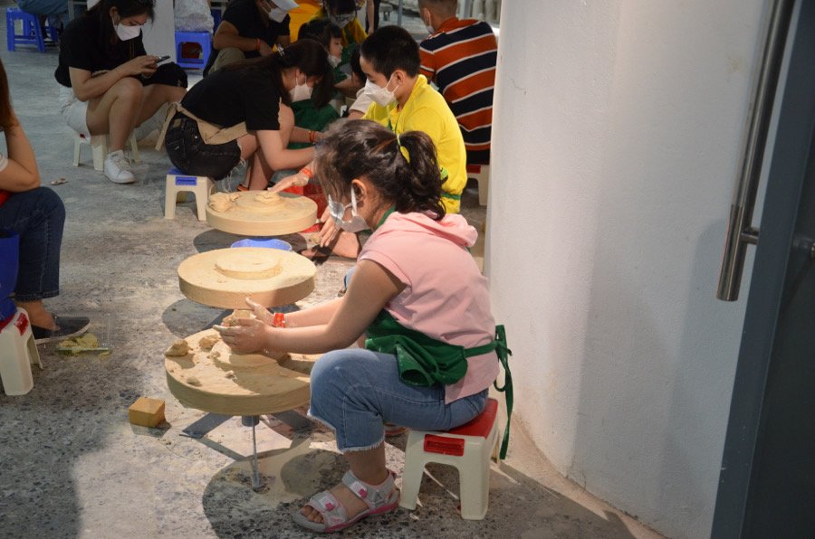 Với hoạt động nặn gốm, trẻ không chỉ được biết sơ bộ về những công đoạn làm ra sản phẩm gốm mà còn được tự tay làm cho mình những sản phẩm gốm sứ xinh xắn dễ thương