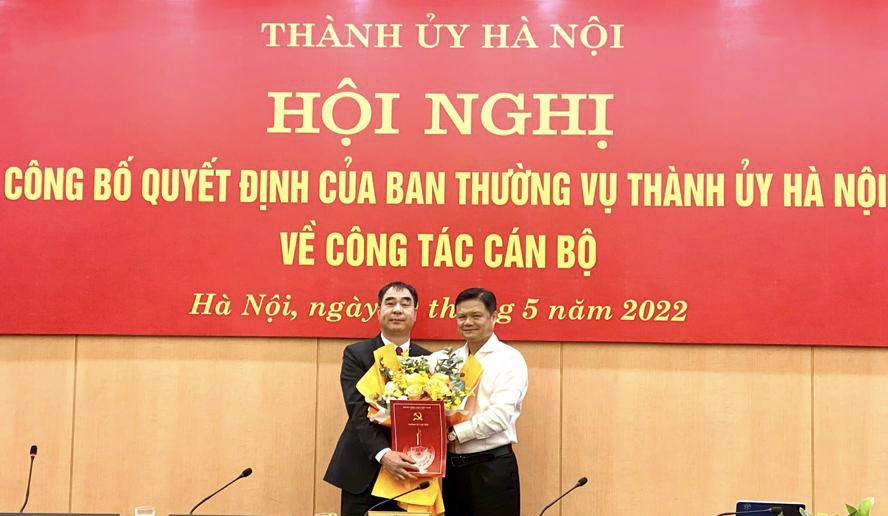 Trưởng ban Tổ chức Thành ủy Hà Nội Vũ Đức Bảo trao quyết định cho ông Phạm Văn Chiến.