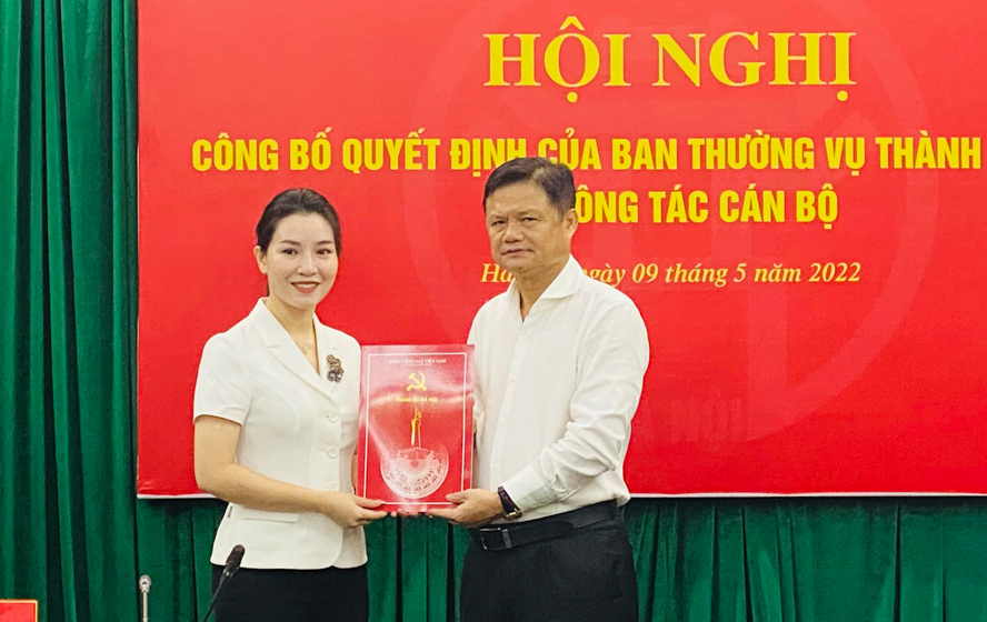Trưởng ban Tổ chức Thành ủy Hà Nội Vũ Đức Bảo trao quyết định cho bà Bùi Thị Lan Phương.