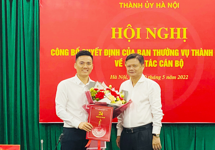 Trưởng ban Tổ chức Thành ủy Hà Nội Vũ Đức Bảo trao quyết định cho ông Lý Duy Xuân.