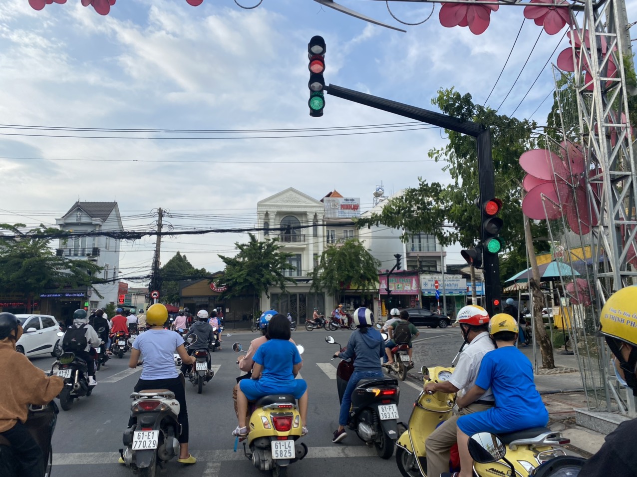 Bình Dương là một trong những tỉnh thành đầu tiên ở Việt Nam triển khai hệ thống tín hiệu giao thông thông minh. Đây là một bước tiến quan trọng trong việc tăng cường an toàn giao thông. Nếu bạn muốn biết thêm về địa điểm này, hãy xem hình ảnh liên quan đến keyword này.
