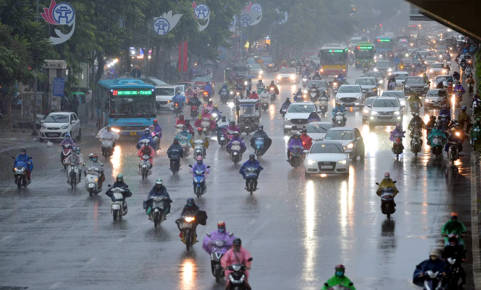 Khu vực H&agrave; Nội ng&agrave;y nắng n&oacute;ng, c&oacute; nơi nắng n&oacute;ng gay gắt với nhiệt độ cao nhất phổ biến 35 - 37 độ C, c&oacute; nơi tr&ecirc;n 37 độ C.