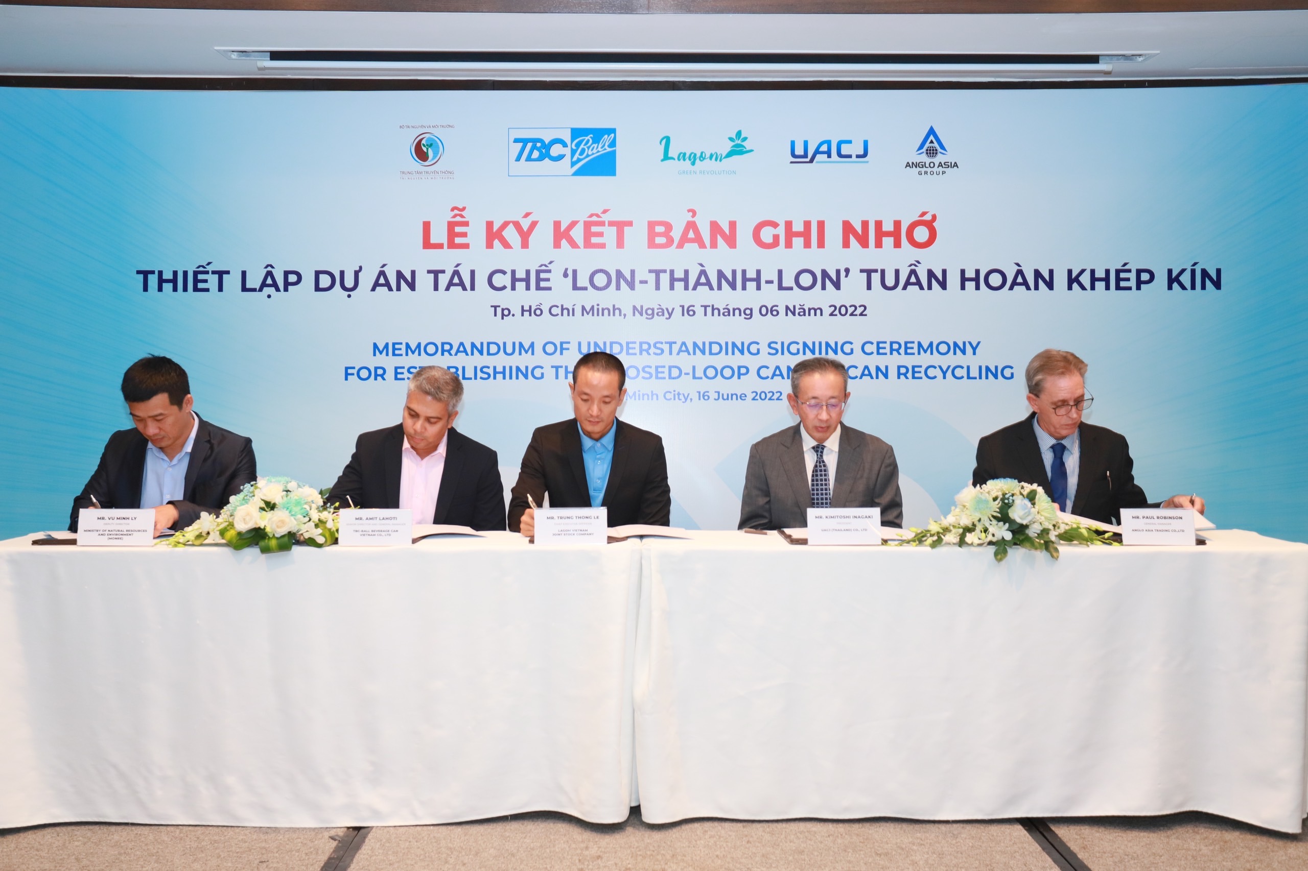 Trung tâm Truyền thông và Môi trường  ( Bộ TN&MT) cùng 4 DN: Công ty TNHH TBC-BALL Việt Nam, Công ty TNHH UACJ (Thái Lan), Công ty TNHH Anglo Asia (Thái Lan) và Công ty Cổ Phần Lagom Việt Nam đã tiến hành ký kết Biên bản ghi nhớ về việc triển khai dự án tái chế tuần hoàn khép kín Lon – thành – Lon (“Can – to – Can”)
