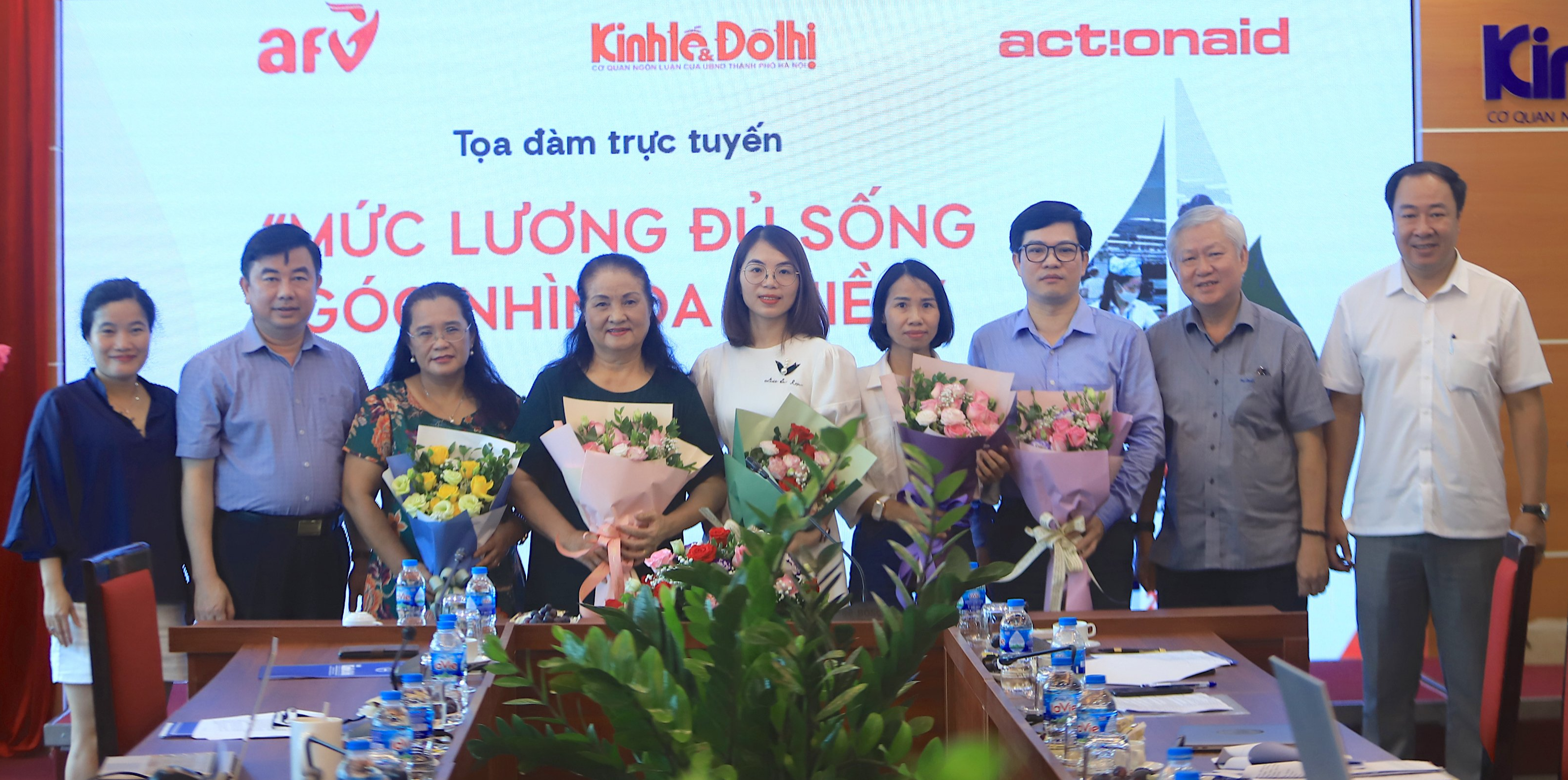 L&atilde;nh đạo b&aacute;o Kinh tế&amp;Đ&ocirc; thị v&agrave; Tổ chức ActionAid Quốc tế tại Việt Nam (AAV) v&agrave; Quỹ Hỗ trợ chương tr&igrave;nh, dự &aacute;n an sinh x&atilde; hội Việt Nam (AFV) tặng hoa c&aacute;c diễn giả tham gia buổi tọa đ&agrave;m. Ảnh: Quang Tấn