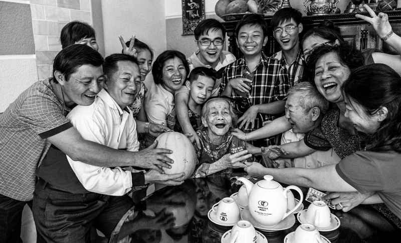 Hình ảnh văn hóa truyền thống gia đình Việt mang đến cho bạn sự ấm áp, gắn kết và tự hào về nền văn hóa đặc trưng của dân tộc ta. Hãy chiêm ngưỡng những khoảnh khắc đầy ý nghĩa của những gia đình Việt truyền thống, từ chuyện ăn tết đoàn viên, đến đền tảng thuần hóa con của các cụ già.