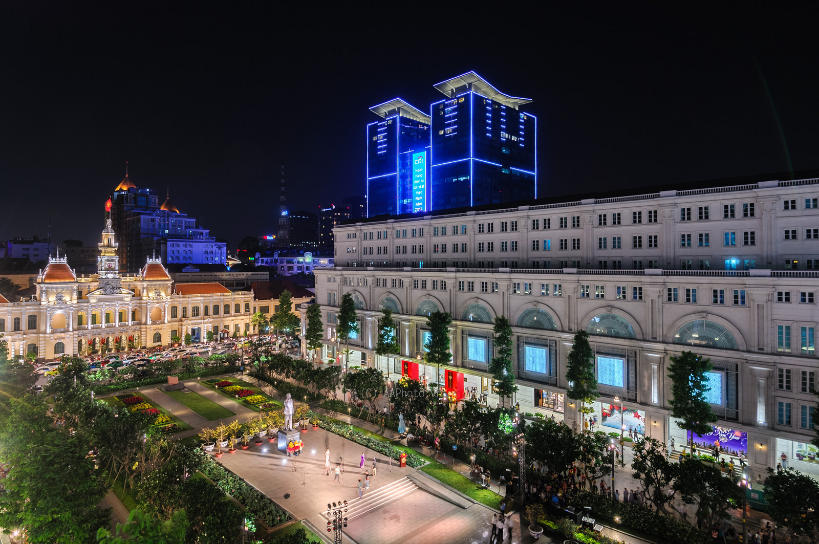 Phố đi bộ Nguyễn Huệ là thiên đường giải trí mới của Sài Gòn