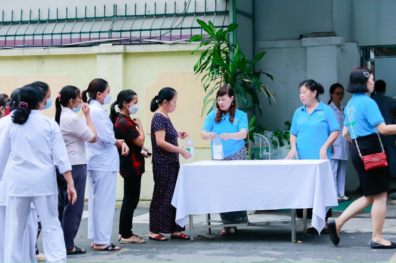  Sáu năm qua, nhóm thiện nguyện "Điều giản dị" của anh Trịnh Trung vẫn không nghỉ buổi nào.