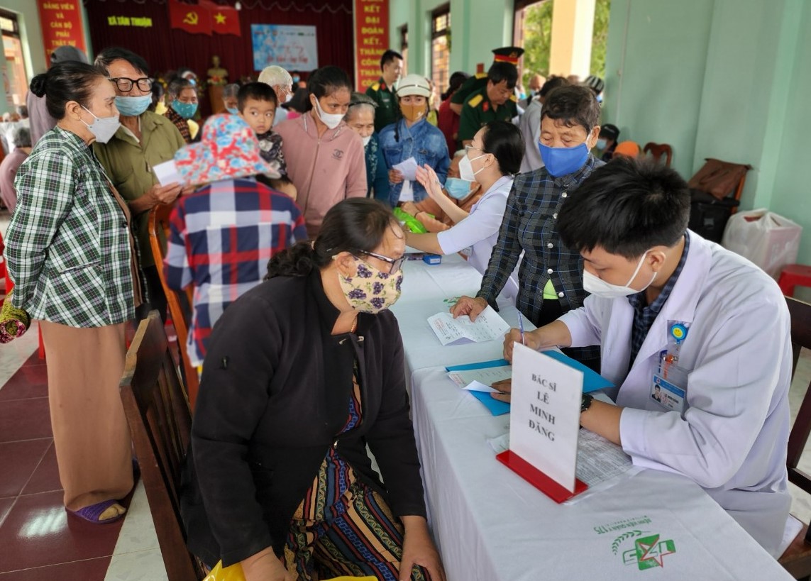 2.Các bác sĩ khám bệnh, cấp thuốc cho người dân xã Tân Thuận và Tân Thành