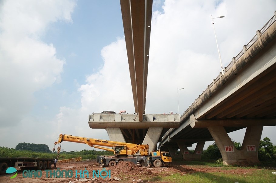 M&aacute;y m&oacute;c cỡ lớn được huy động để thực hiện lao dầm nhịp dẫn cuối c&ugrave;ng l&ecirc;n cầu.