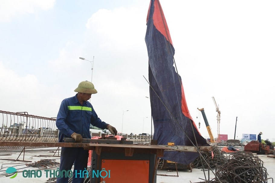 Công nhân dựng bạt để tránh nóng.